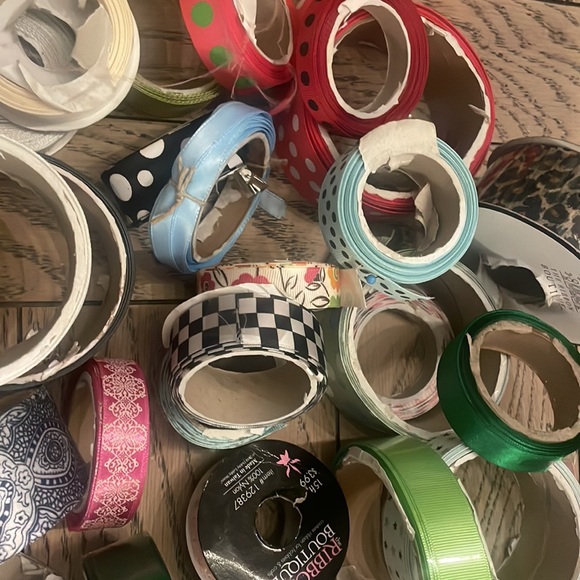41 spools of various colors, patterns, sizes and lengths of premium Ribbon - Picture 7 of 9